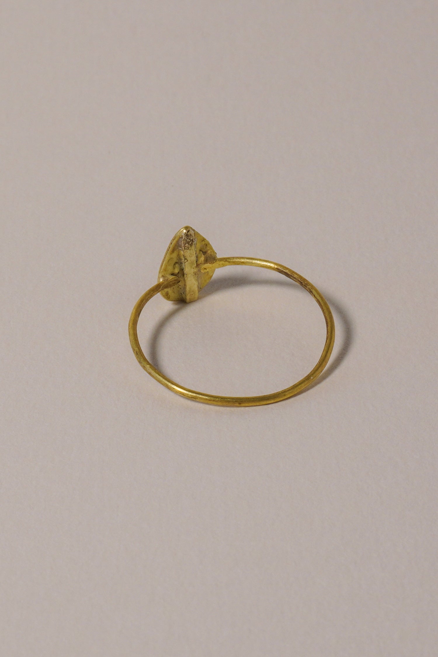 MEDIEVAL GOLD RING WITH GARNET CABOCHON, PEAR-SHAPED BEZEL. 14TH-16TH CENTURY AD (BACK)