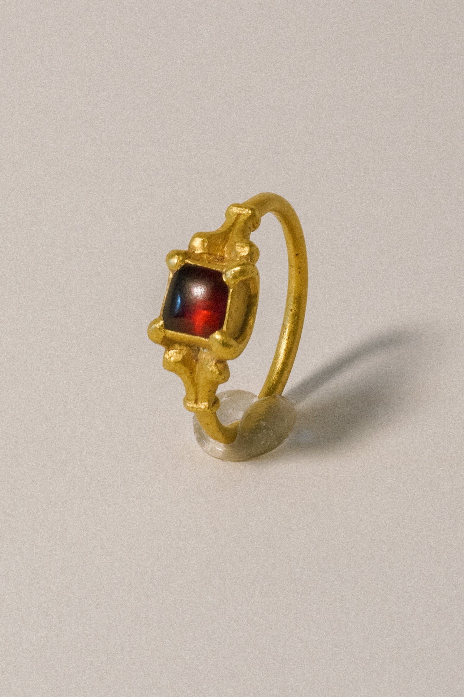 MEDIEVAL SOLID GOLD RING WITH GARNET CABOCHON, CARVED QUATREFOIL BEZEL. 15TH-16TH CENTURY AD (VIEW)