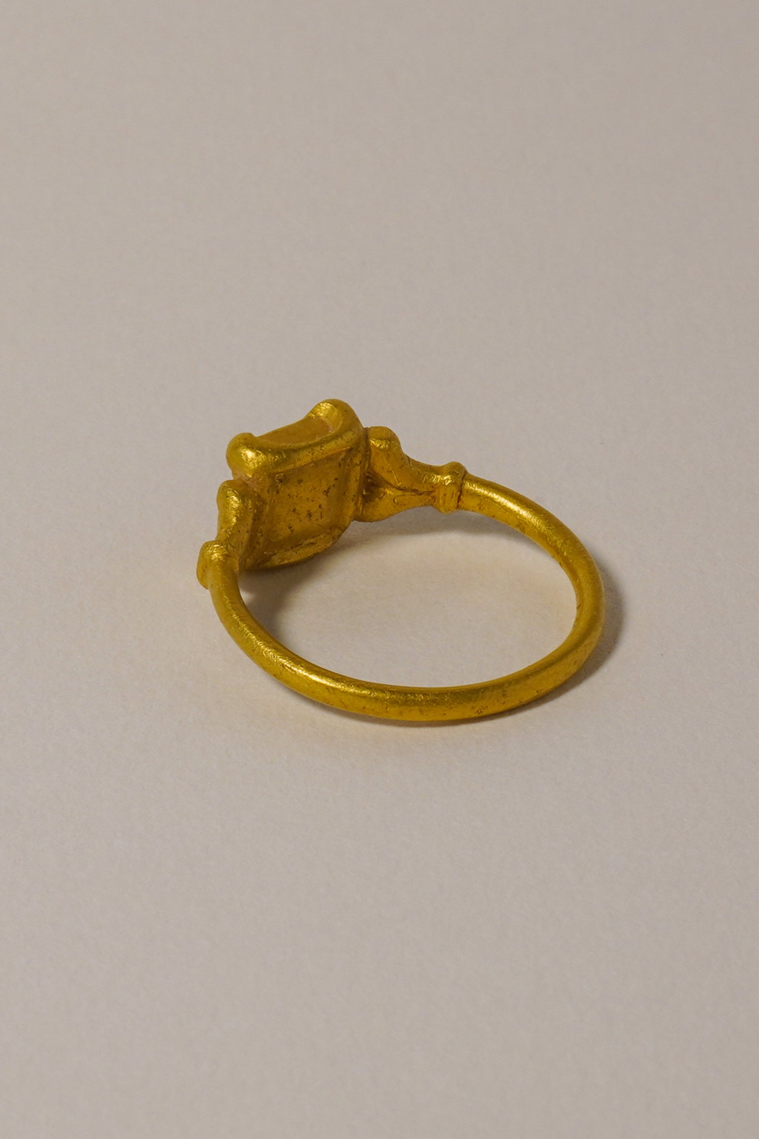 MEDIEVAL SOLID GOLD RING WITH GARNET CABOCHON, CARVED QUATREFOIL BEZEL. 15TH-16TH CENTURY AD (BACK)