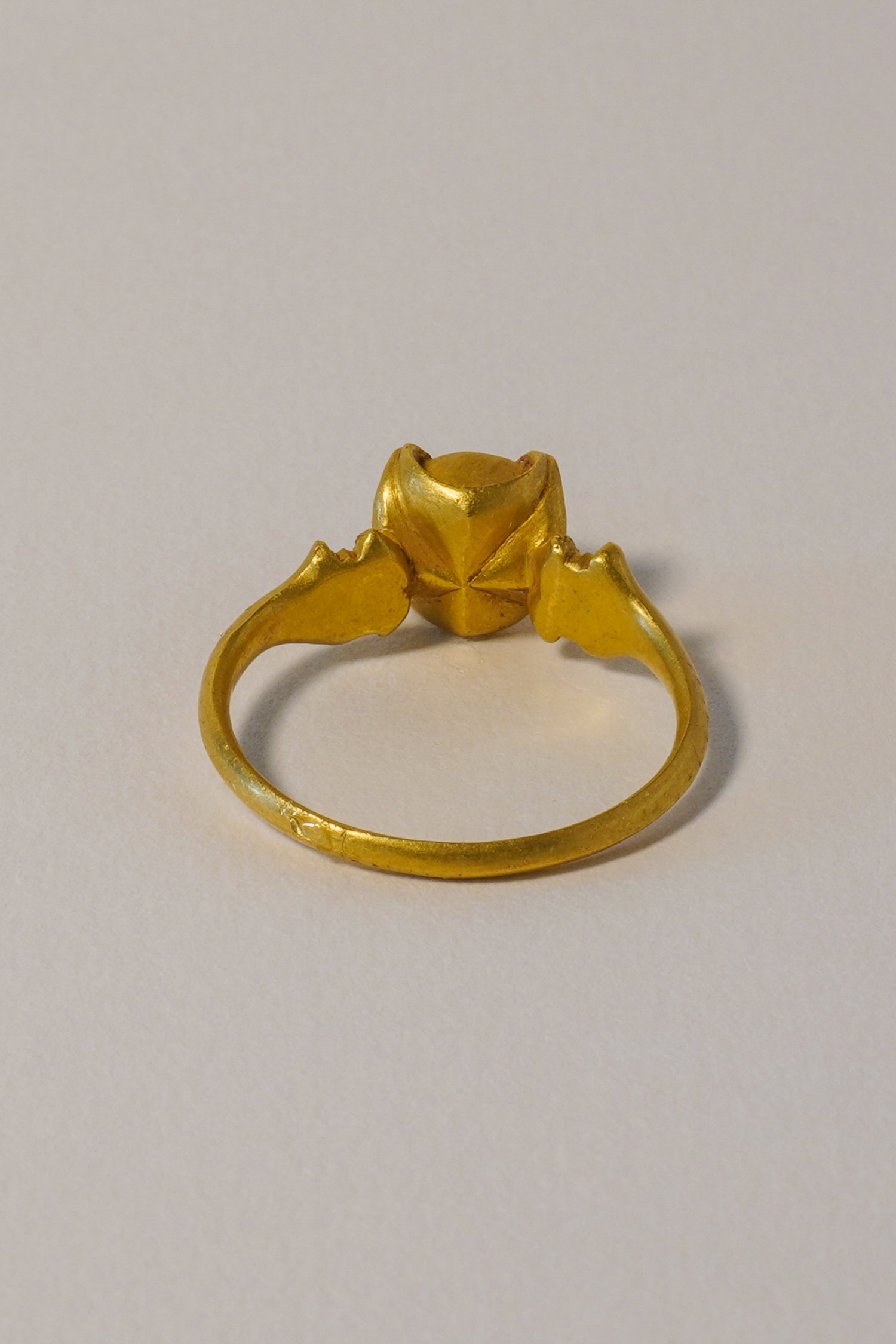 MEDIEVAL SOLID GOLD RING WITH SAPPHIRE, QUATREFOIL DETAIL AND CARVED BEZEL. 14TH-15TH CENTURY AD (BACK)