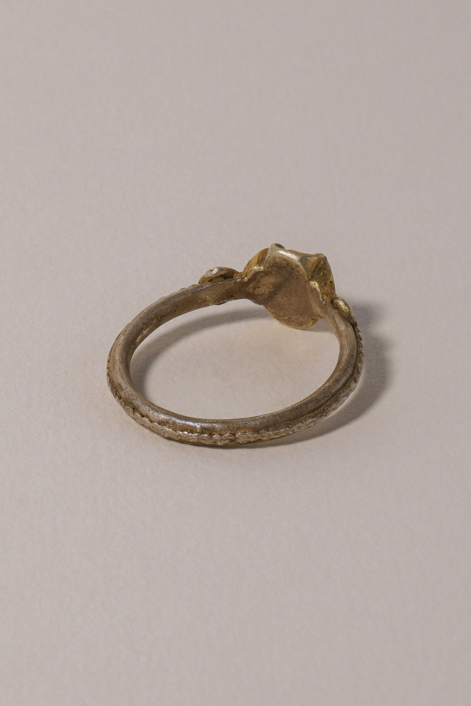 MEDIEVAL SILVER GILT RING WITH GARNET, CARVED QUATREFOIL BEZEL. 15TH-16TH CENTURY AD (BACK)