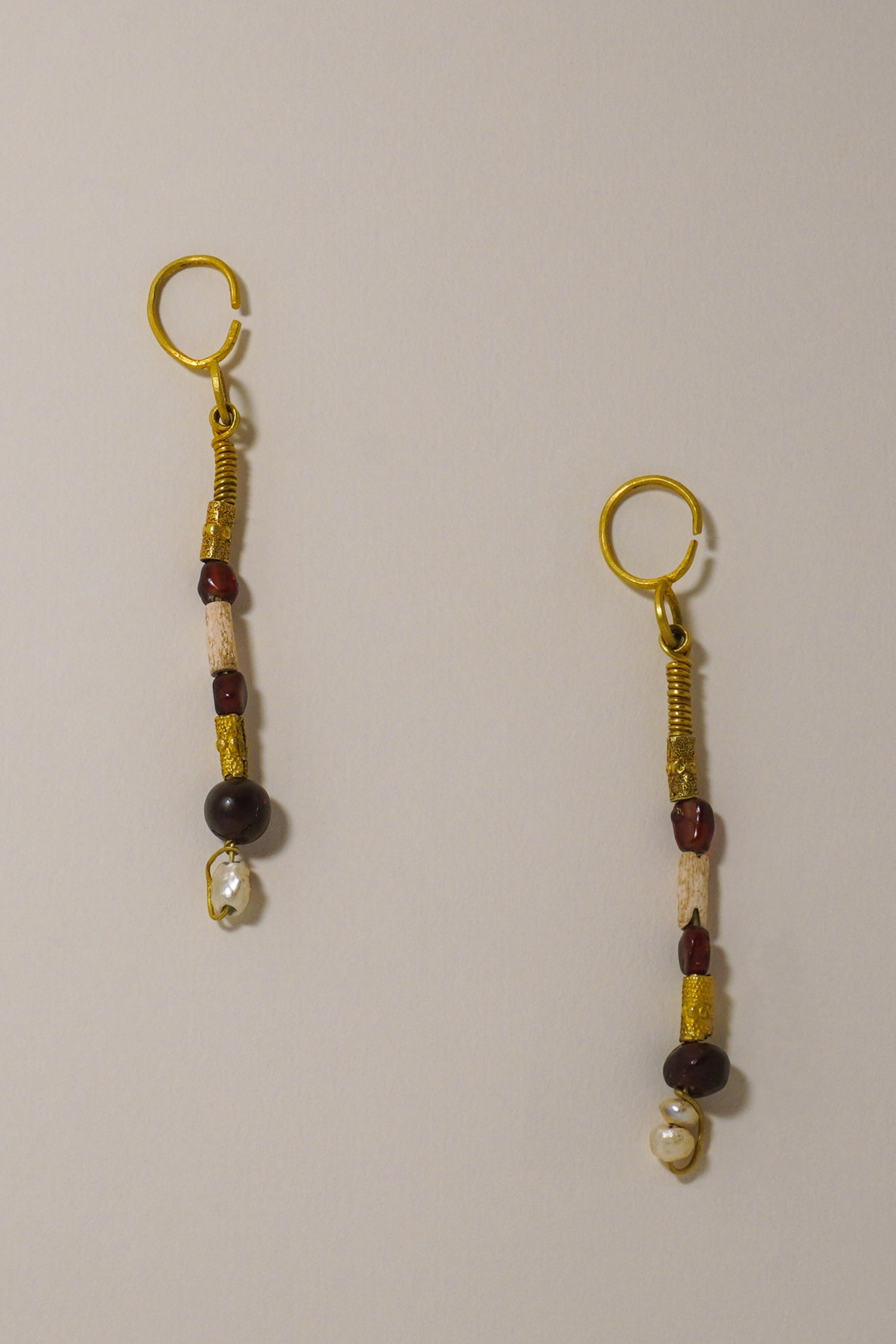 ANCIENT WESTERN ASIATIC GOLD DROP EARRINGS WITH GARNET, CORAL AND PEARL BEADING. 1ST MILLENNIUM BC (SECOND VIEW)